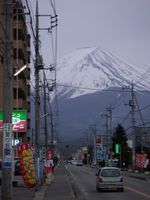 =Mount Fuji im Hintergrund einer Ausfallstra&szlig;e