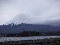 =Fuji-san in Wolken &uuml;ber den See