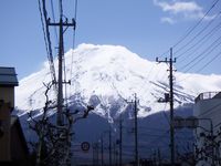 =in die Stadt mit Fuji-san im R&uuml;cken