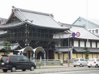 =Tempel oder Hall an der Hauptverkehrsstra&szlig;e