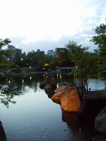 =Park ge&ouml;ffnet im Dunkeln